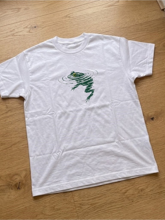 Gildan Tops - Minimalist Green Frog Graphic Tee